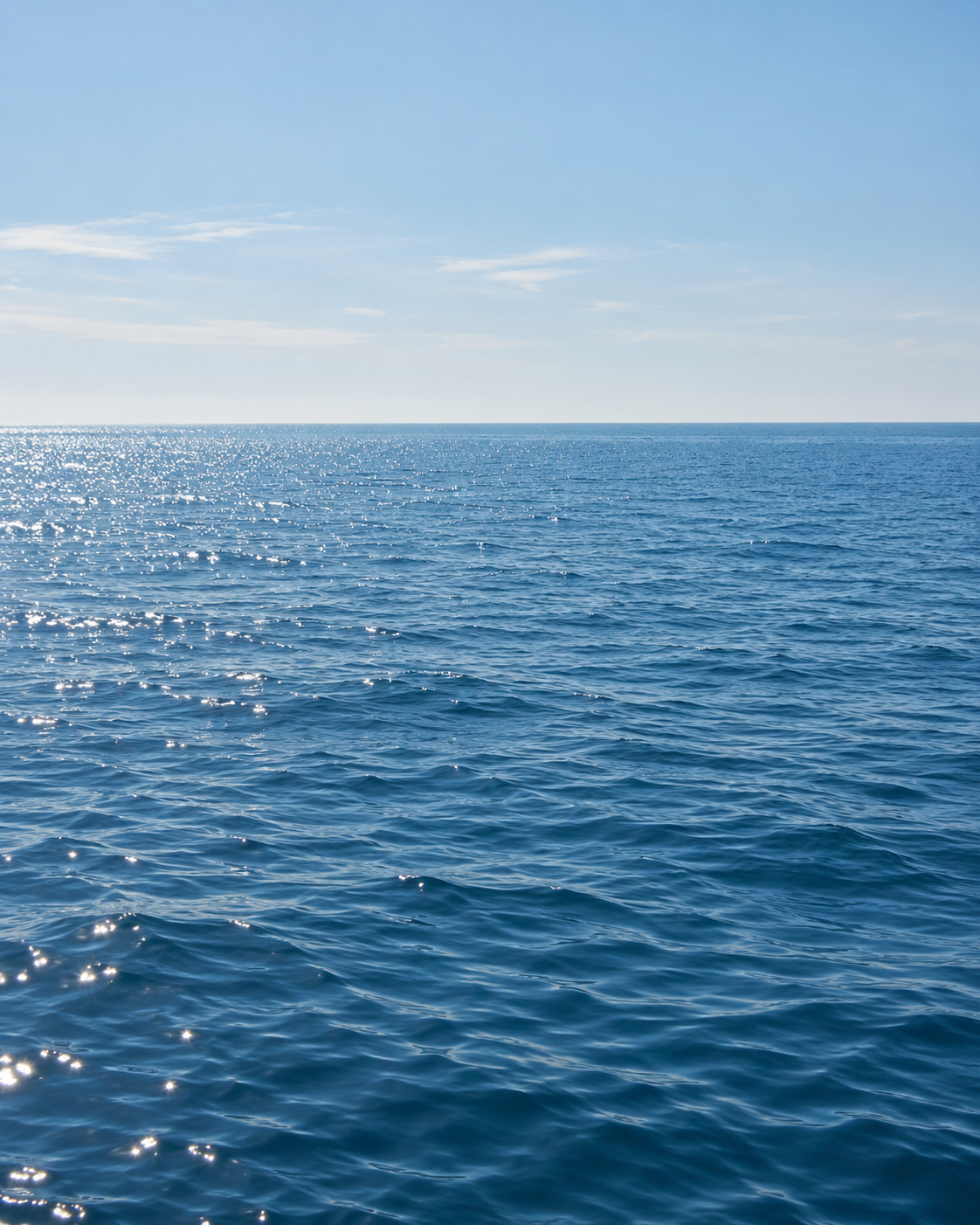 Luz suave sobre un mar azul en calma